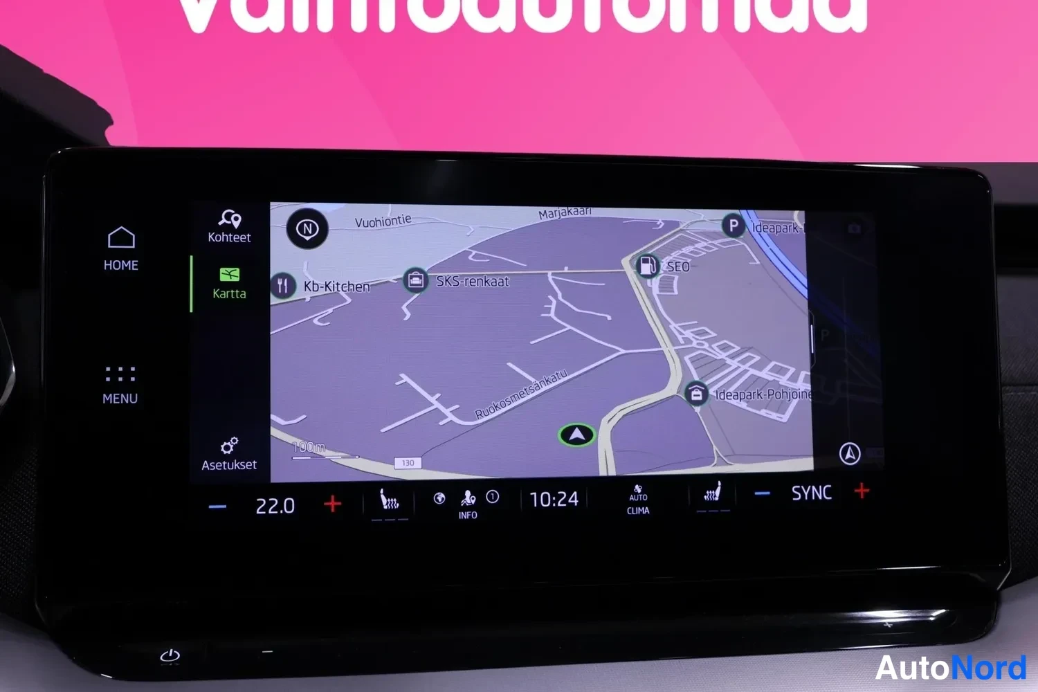 Yksityiskohta: Kosketusnäytön karttaotsikko näyttää navigointikartan, mukana ilmastointiasetukset (22.0, SYNC, AUTO CLIMA) ja kello 10:24.