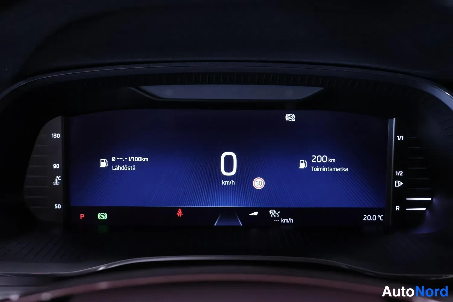 Yksityiskohta: Digitaalinen mittaristo näyttää nopeuden 0 km/h, toimintamatkan 200 km, polttoaineen kulutuksen sekä lämpötilan 20,0 °C ja P-vaihteen.