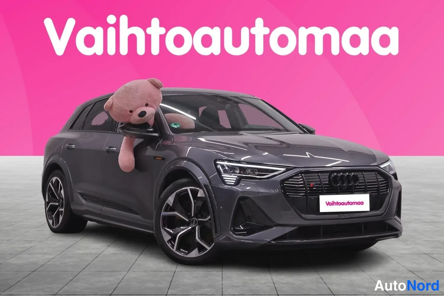 Etuviisto, nokka oikealle: Audi e-tron S edestä oikealta kolmasosa-kulmassa, tummanharmaa