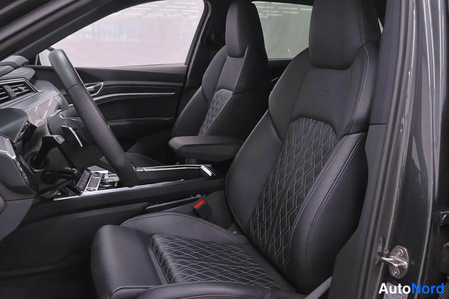 Edestä: Audi e-tron S 2023 —
