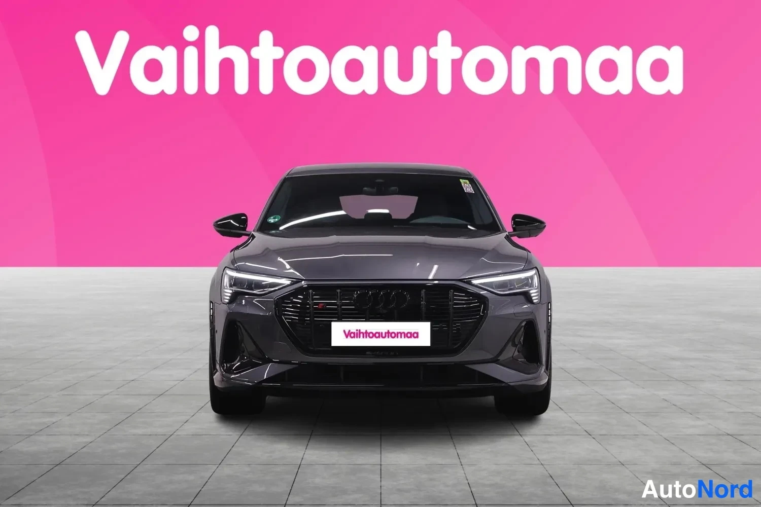 Edestä: Audi e-tron S suoraan edestä, tummanharmaa