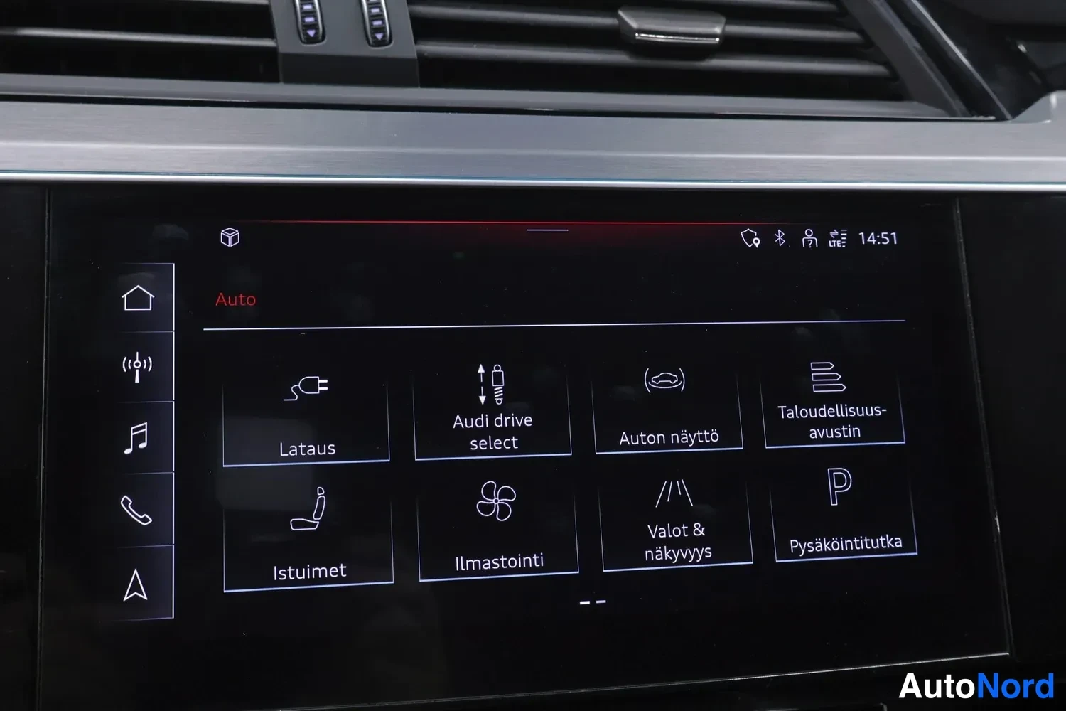 Muu: Auton infotainment-näytön Auto-valikko valikoinnilla Lataus, Audi drive select, Auton näyttö, Taloudellisuus-avustin, Istuimet, Ilmastointi, Valot & näkyvyys ja