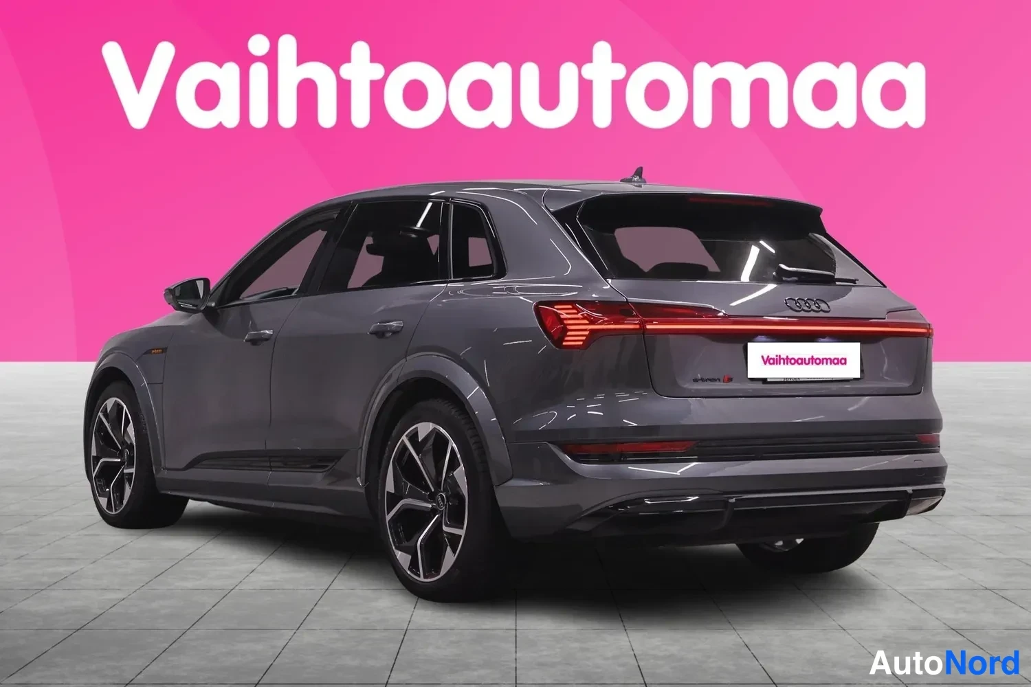 Takaviisto: Audi e-tron S takaa oikealta kuvattuna