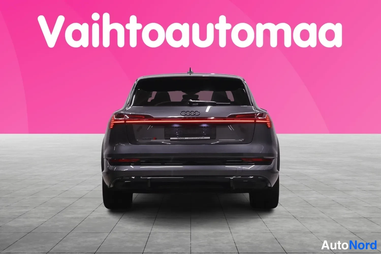 Takaa: Audi e-tron S suoraan takaa kuvattuna