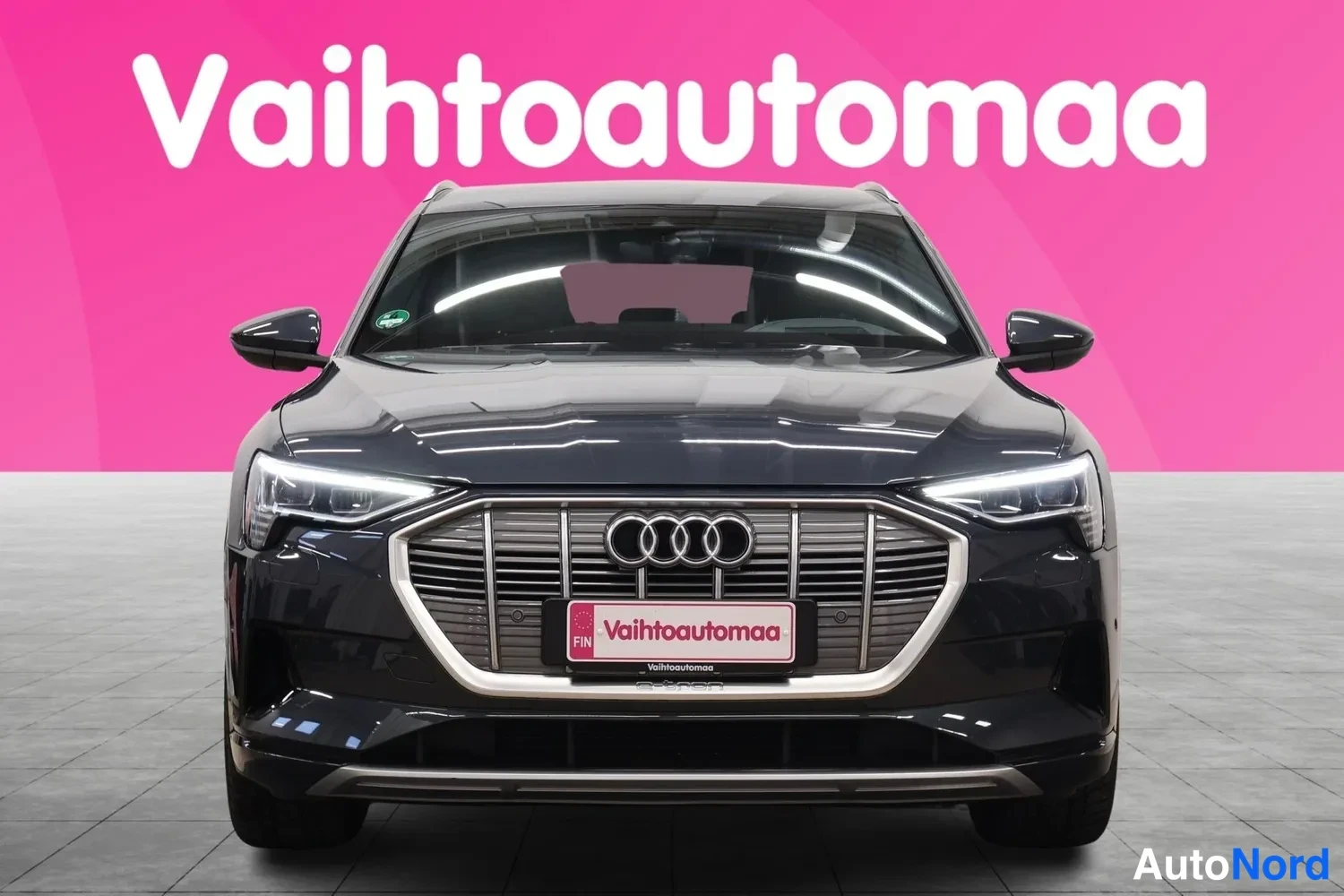 Edestä: Audi e-tron Sportback, edestäpäin, tuntematon etupuskuri