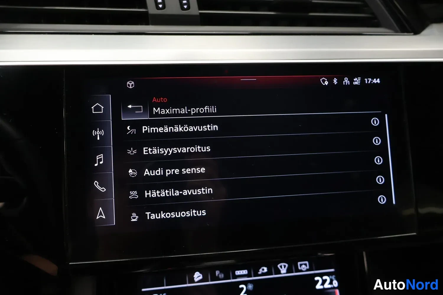 Muu: Näytön Maximal-profiili-valikko listaa kohdat Pimeänäköavustin, Etäisyysvaroitus, Audi pre sense, Hätätila-avustin ja Taukosuositus.