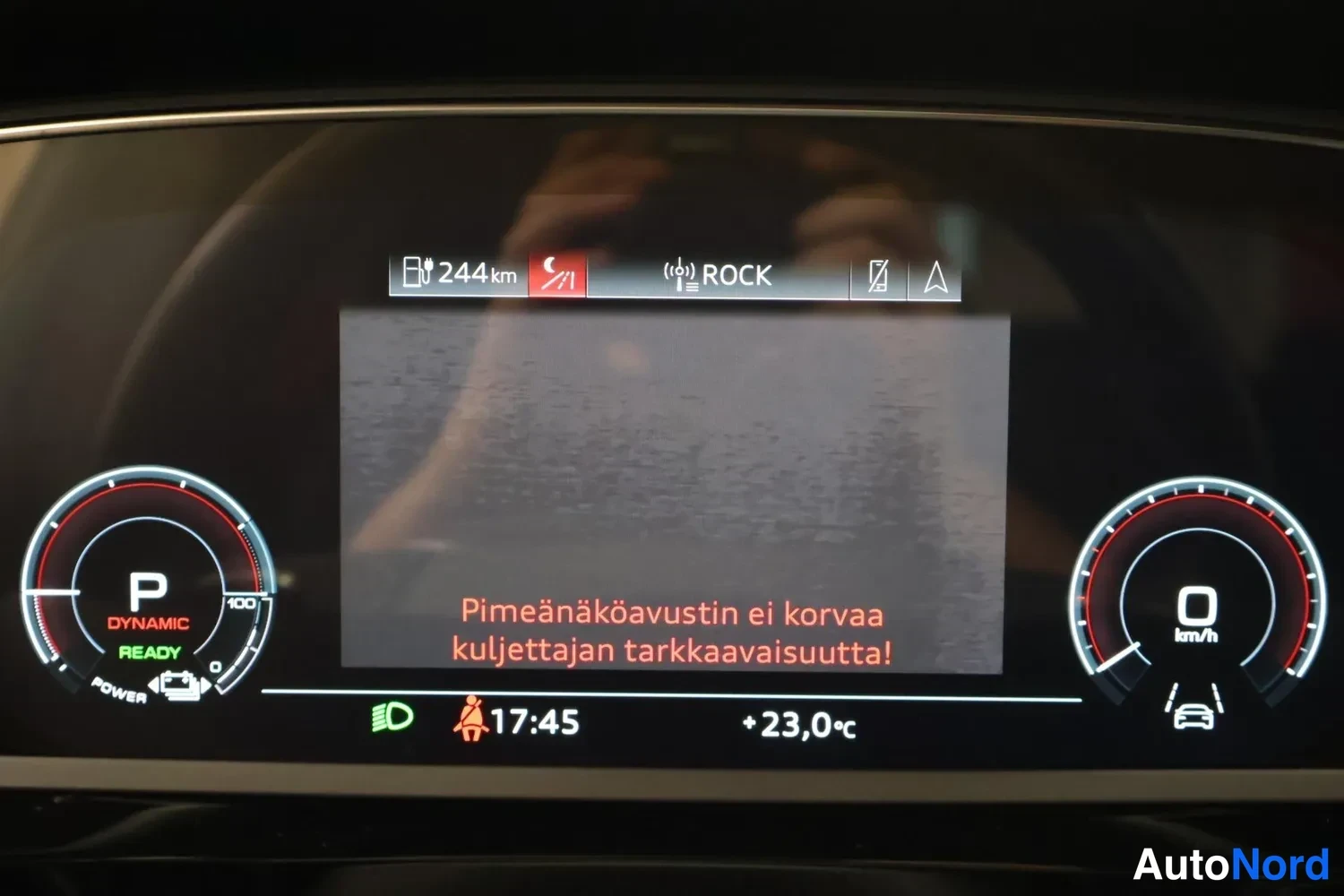 Muu: Kojelaudan mittaristo P-tilassa READY-merkinnällä, kantamaksi 244 km, kellonaika 17:45 ja ulkolämpötila +23,0 °C.