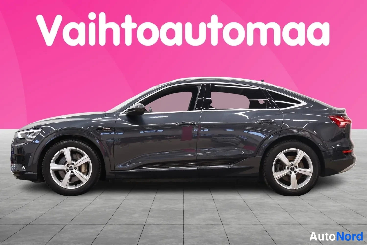 Sivulta: Audi e-tron Sportback, sivulta vasemmalta, tummanharmaa
