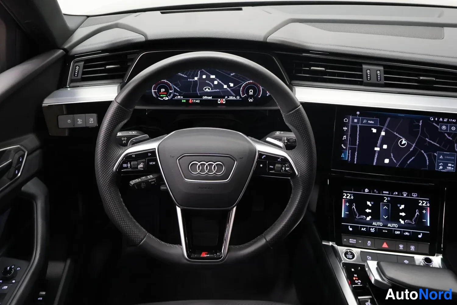 Muu: Audi-ohjauspyörä, digitaalinen mittariston navigointinäyttö, keskikonsolin infotainment- ja ilmastointipaneelit.