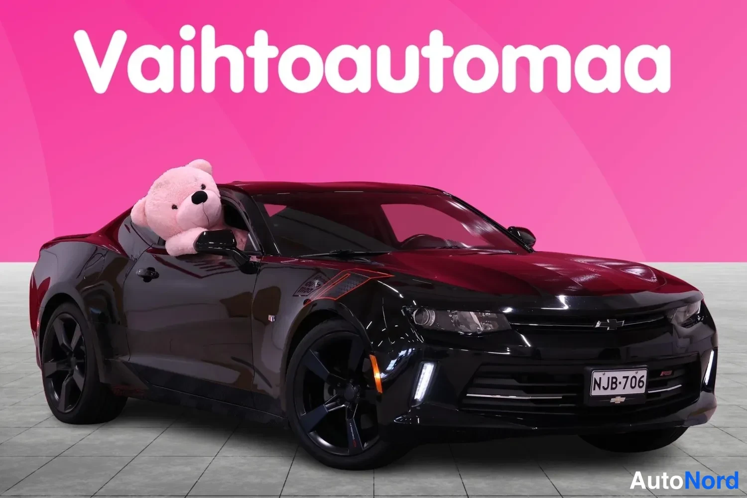 Etuviisto, nokka oikealle: Chevrolet Camaro 2016