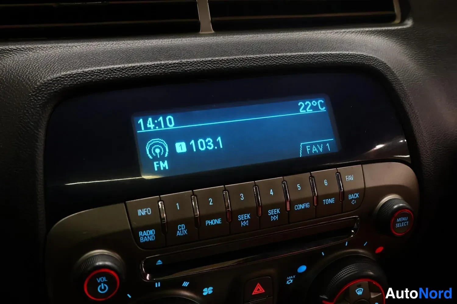 Yksityiskohta: Radion näyttö näyttää kelloa 14:10, lämpötilaa 22°C ja FM-kанaa 103.1.