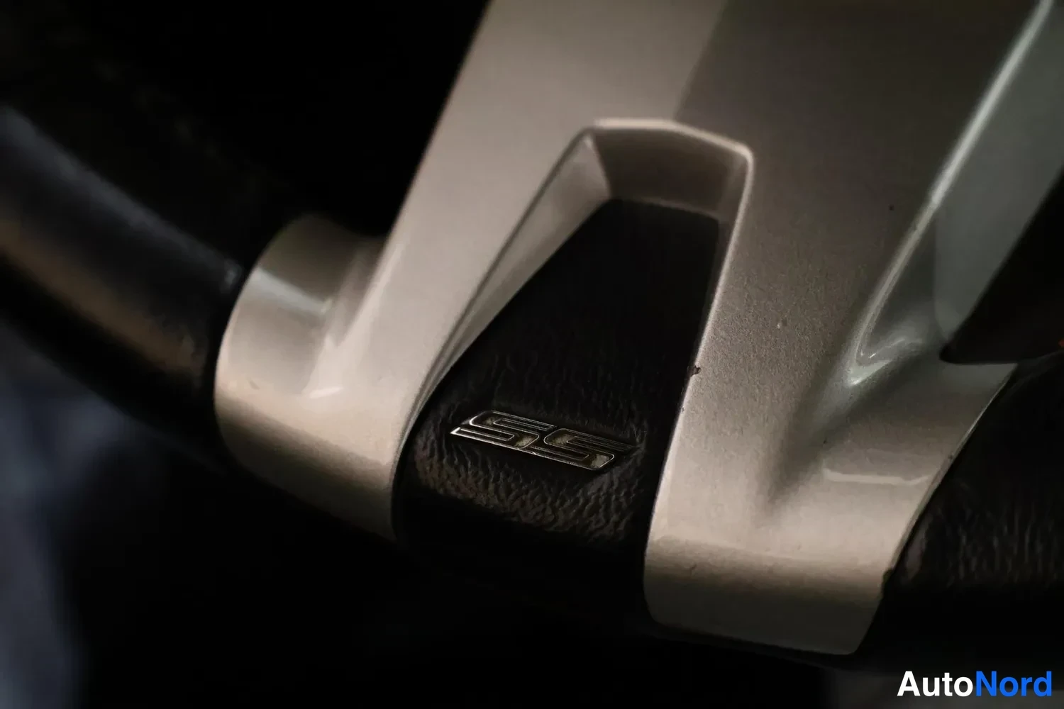 Yksityiskohta: Ohjauspyörän S5/S8 -merkitty luovutettu suosittu metallikiiltävä (steering wheel badge, l. merkintä on 'SS').