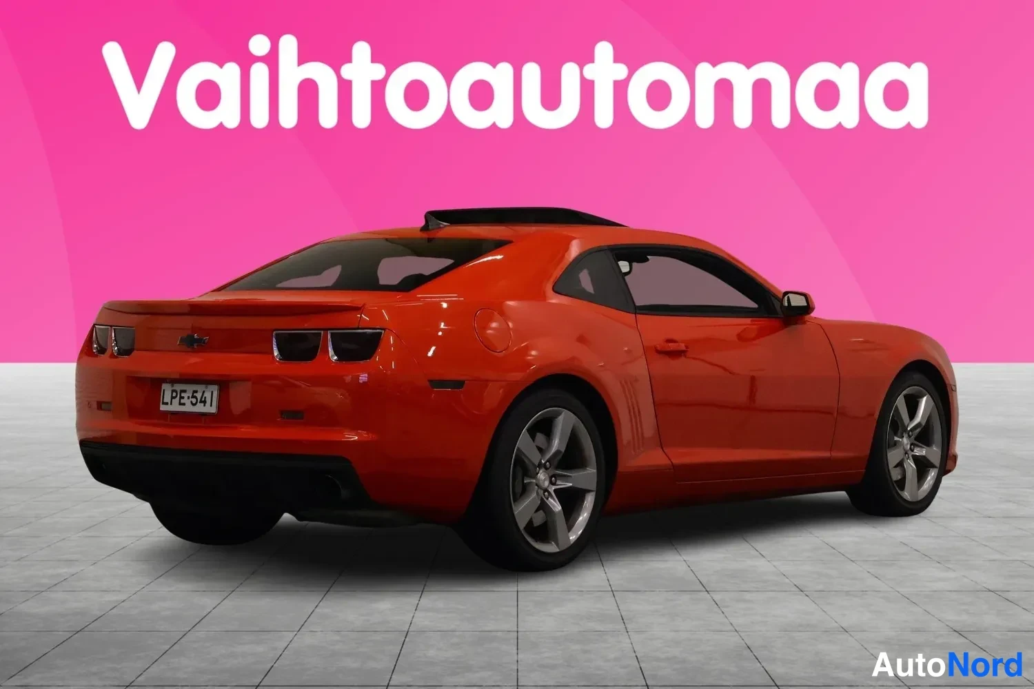 Takaviisto: Punaisen oranssin Chevrolet Camaron takakulmakuva, takavalot, pohja.