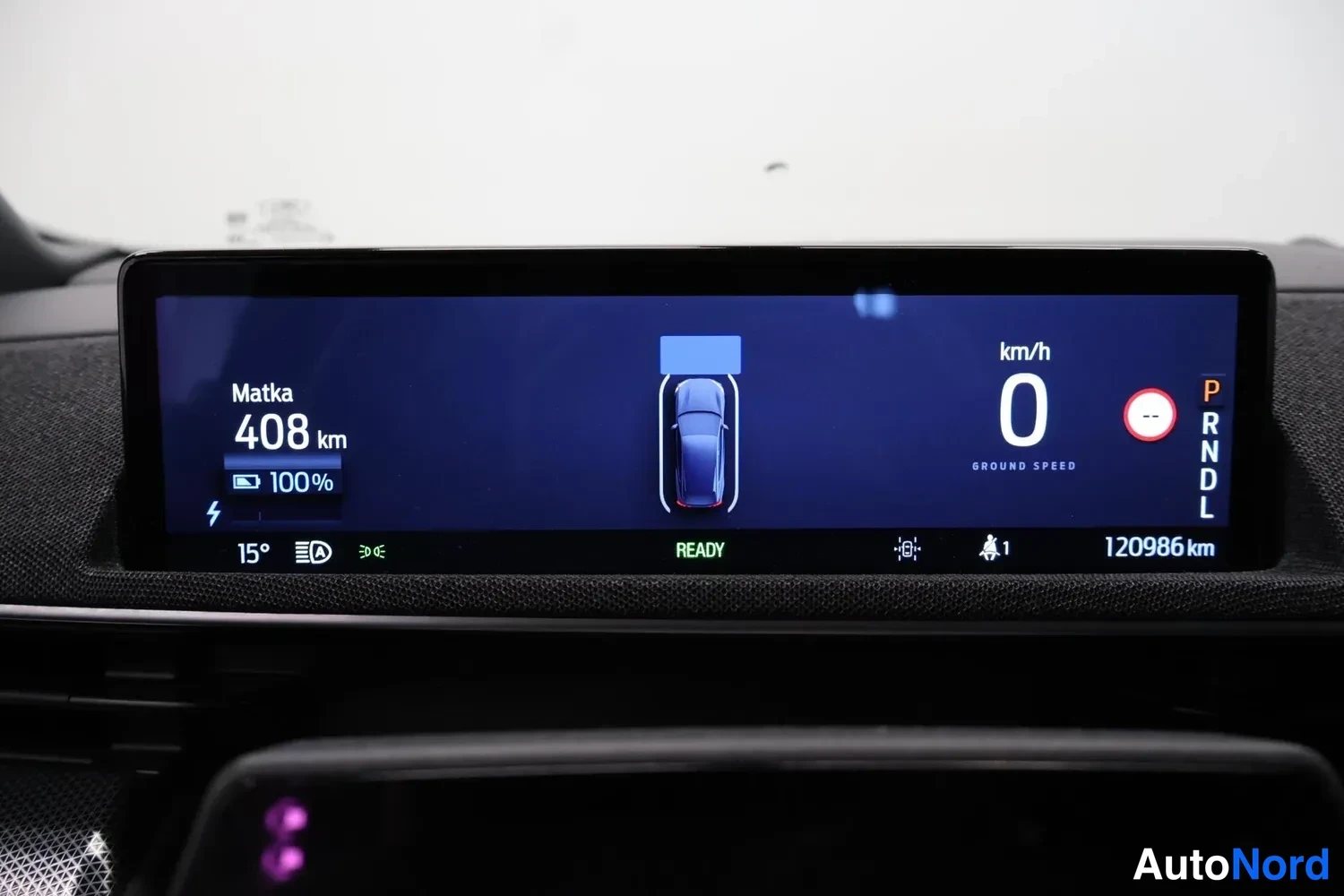 Muu: Kojelaudan näyttö näyttää Matka 408 km, akun varauksen 100%, nopeuden 0 km/h, vaihteen P ja kokonaislukumäärän 120986 km.