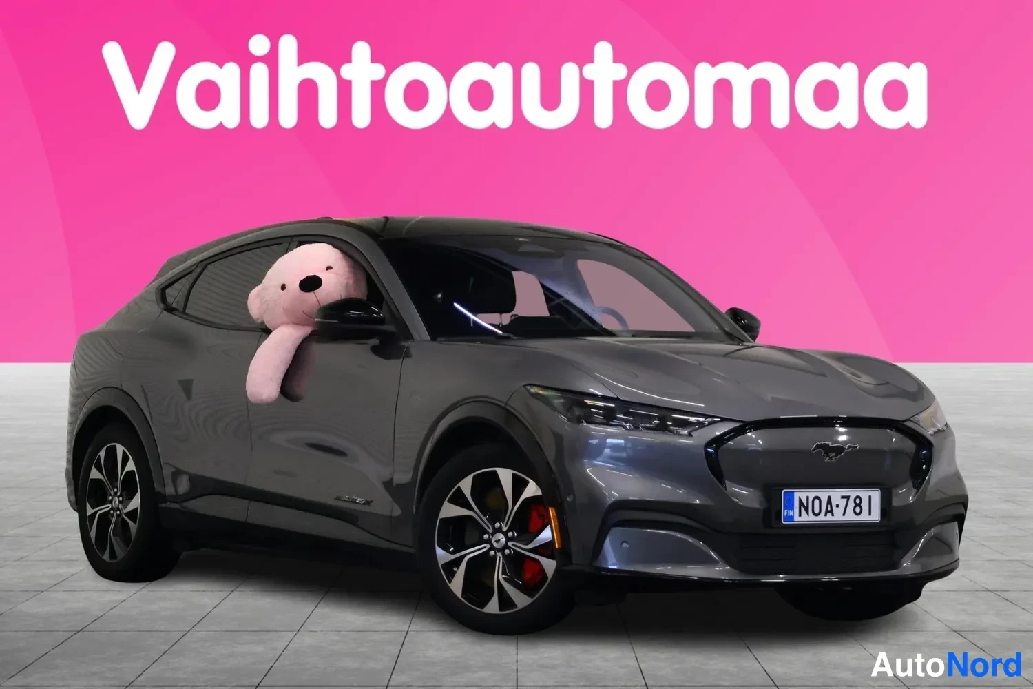 Etuviisto, nokka oikealle: Ford Mustang Mach-E tummanharmaa etukulmasta oikealta, rekisterikilpi.