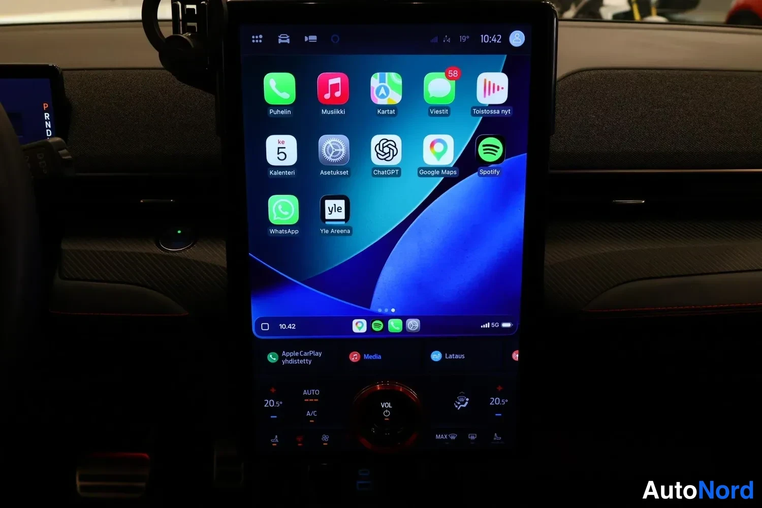 Muu: Infotainment-näytön CarPlay-ruutu, jossa sovellukset kuten Puhelin, Musiikki, Kartat, Viestit, Spotify, WhatsApp ja Yle Areena.