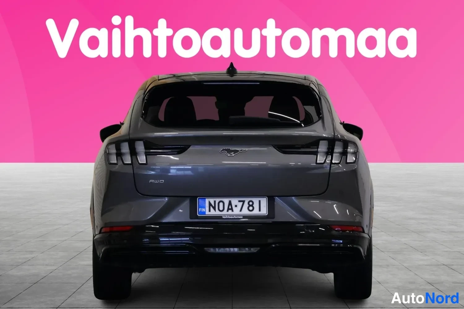 Takaa: Ford Mustang Mach-E:n takaosa suoraan takaa, rekisteritunnus, peräosassa AWD-merkintä ja musta diffuuseri.