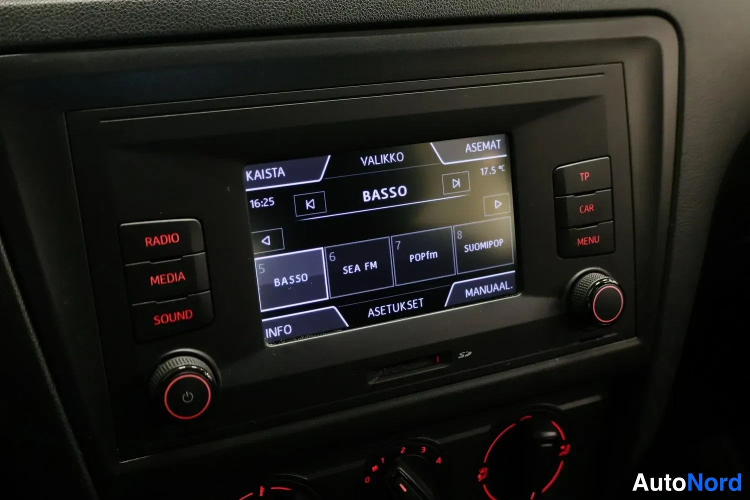 Muu: Radiopaneeli lähikuvassa: näytössäradioasemalista, näppäimet RADIO, MEDIA, SOUND, TP, CAR, MENU.