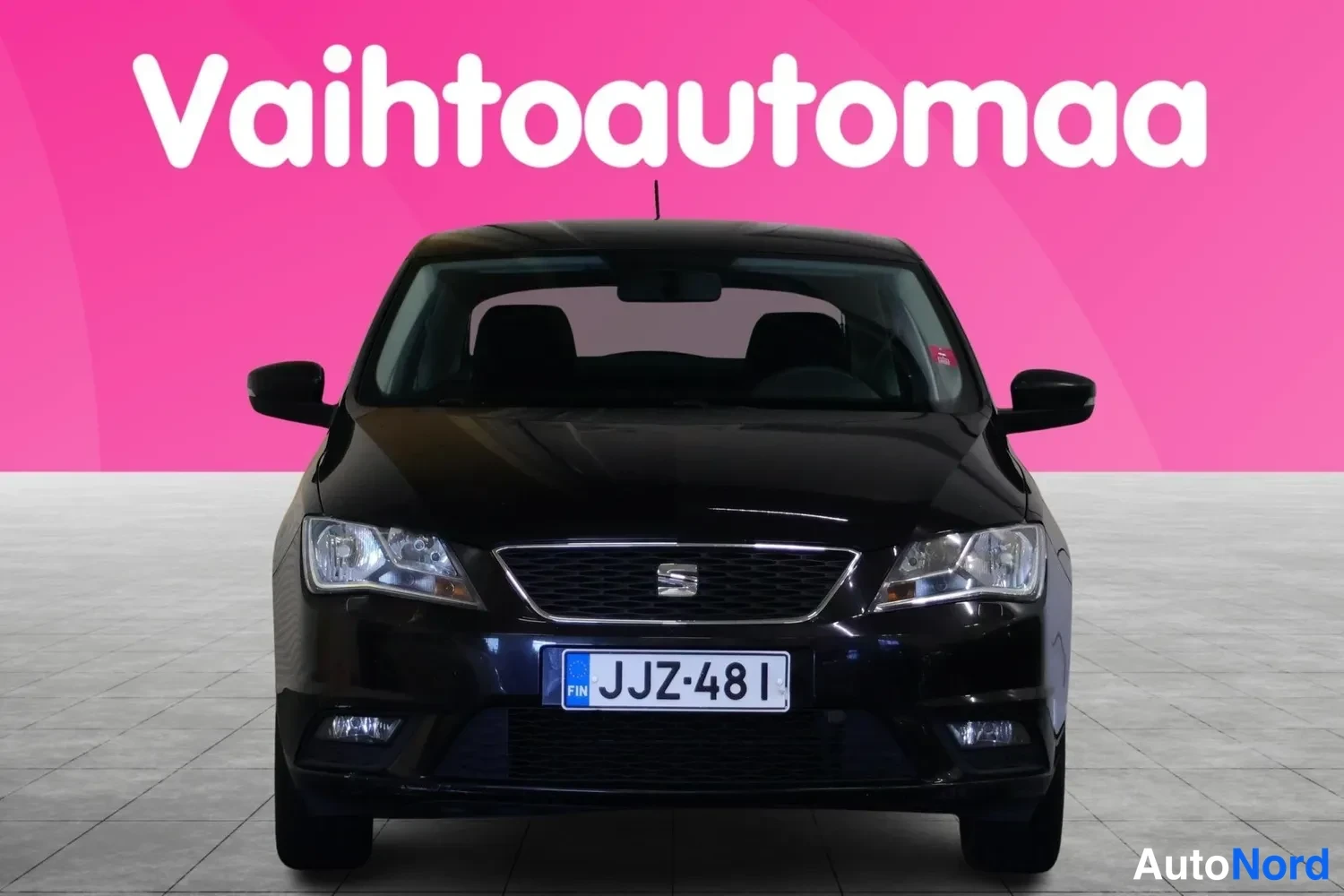Edestä: Mustan Seat Toledon suora etunäkymä, Seat-merkki etugrilissä, rekisteri.