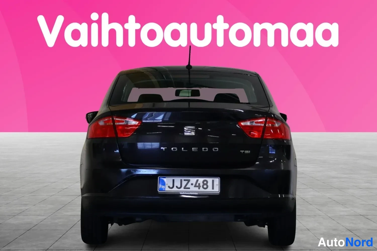 Takaa: Mustan Seat Toledon takaosasta otettu suora kuva, rekisteritunnus.
