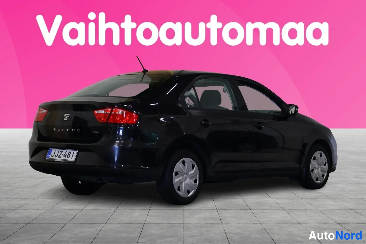 Takaviisto: Mustan Seat Toledon takaosan kolme neljäsosaa vasemmalta, rekisterikilpi, Tolecdo-teksti ja TSI-merkintä takaluukussa.