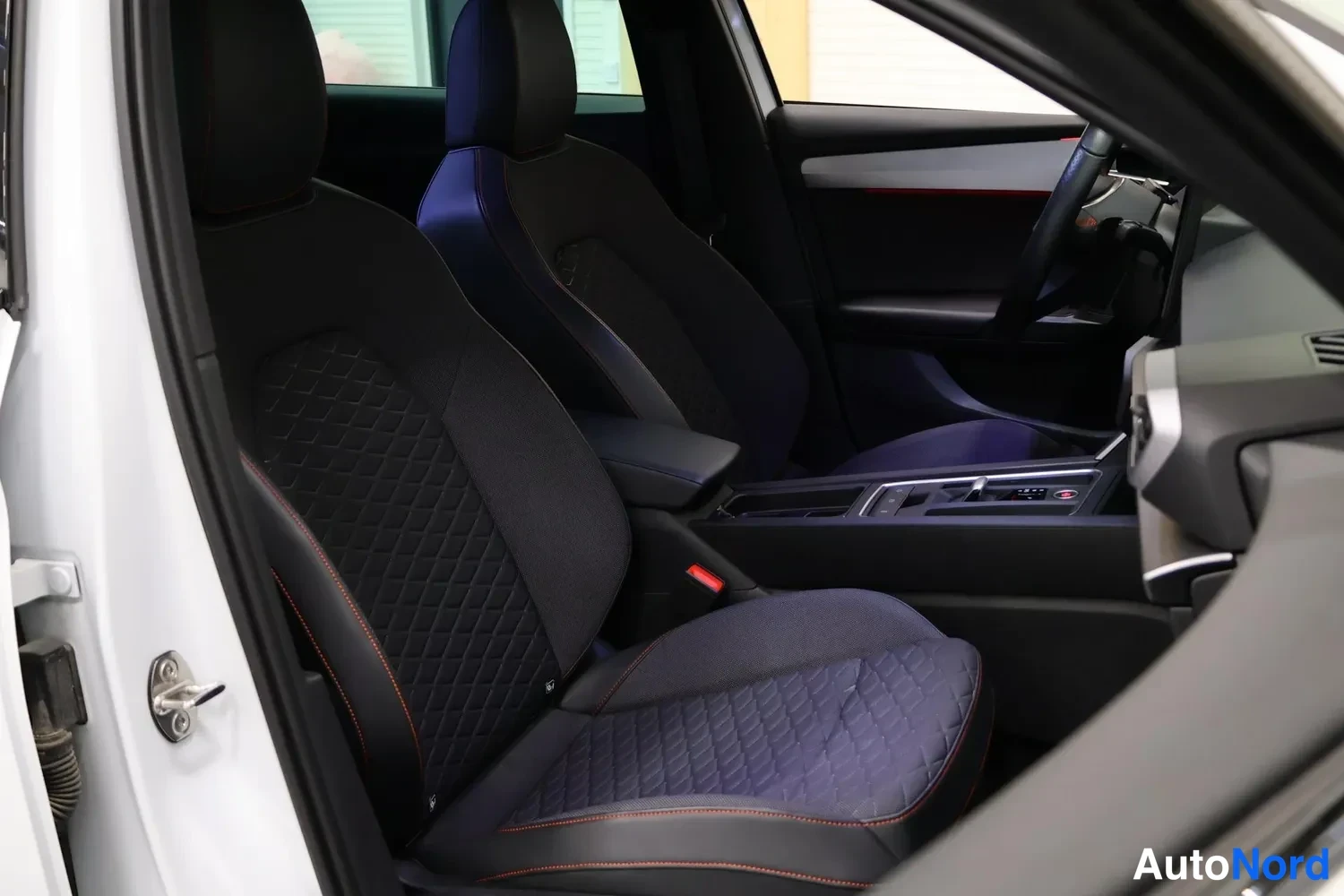 Sivulta: Seat Leon Sportstourer etuistuin sisätiloista tummansininen kuviokangas