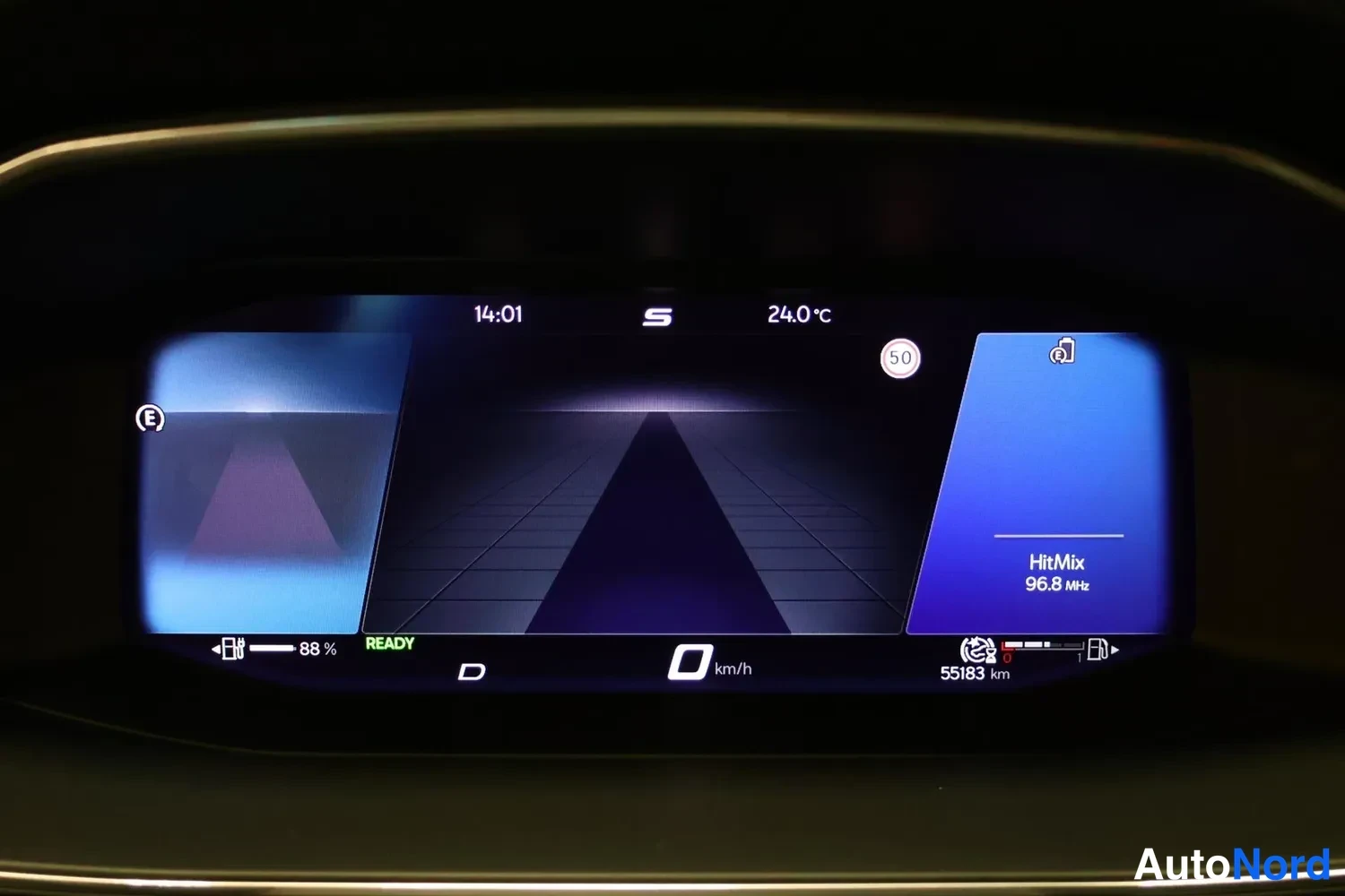 Muu: Digitaalinen mittaristo näyttää 0 km/h, READY-tilan, akun 88 %, lukemat 55183 km ja ajan 14:01.