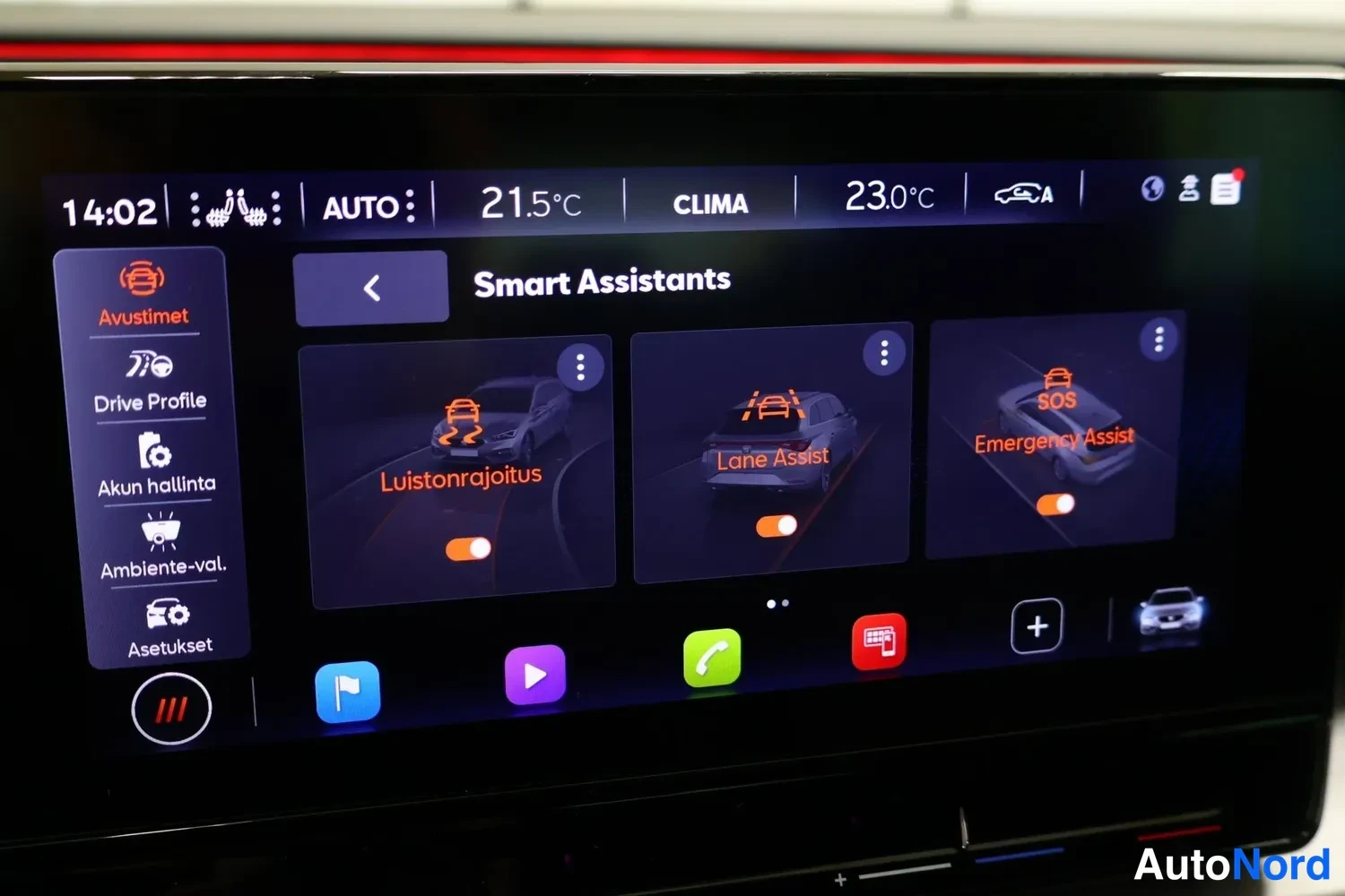 Yksityiskohta: Auton näytön Smart Assistants -valikko, jossa Luistonrajoitus, Lane Assist ja Emergency Assist käytössä.
