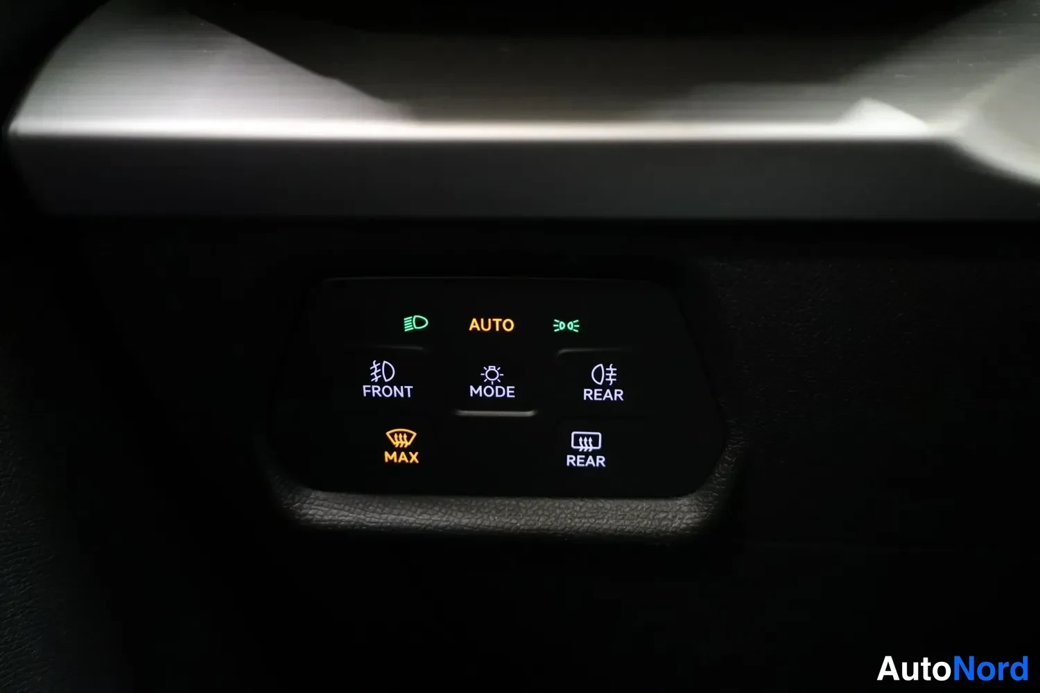 Muu: Kojelaudan valaistu painikepaneeli: AUTO, FRONT, MODE, REAR, MAX ja REAR-lämmitysmerkit.