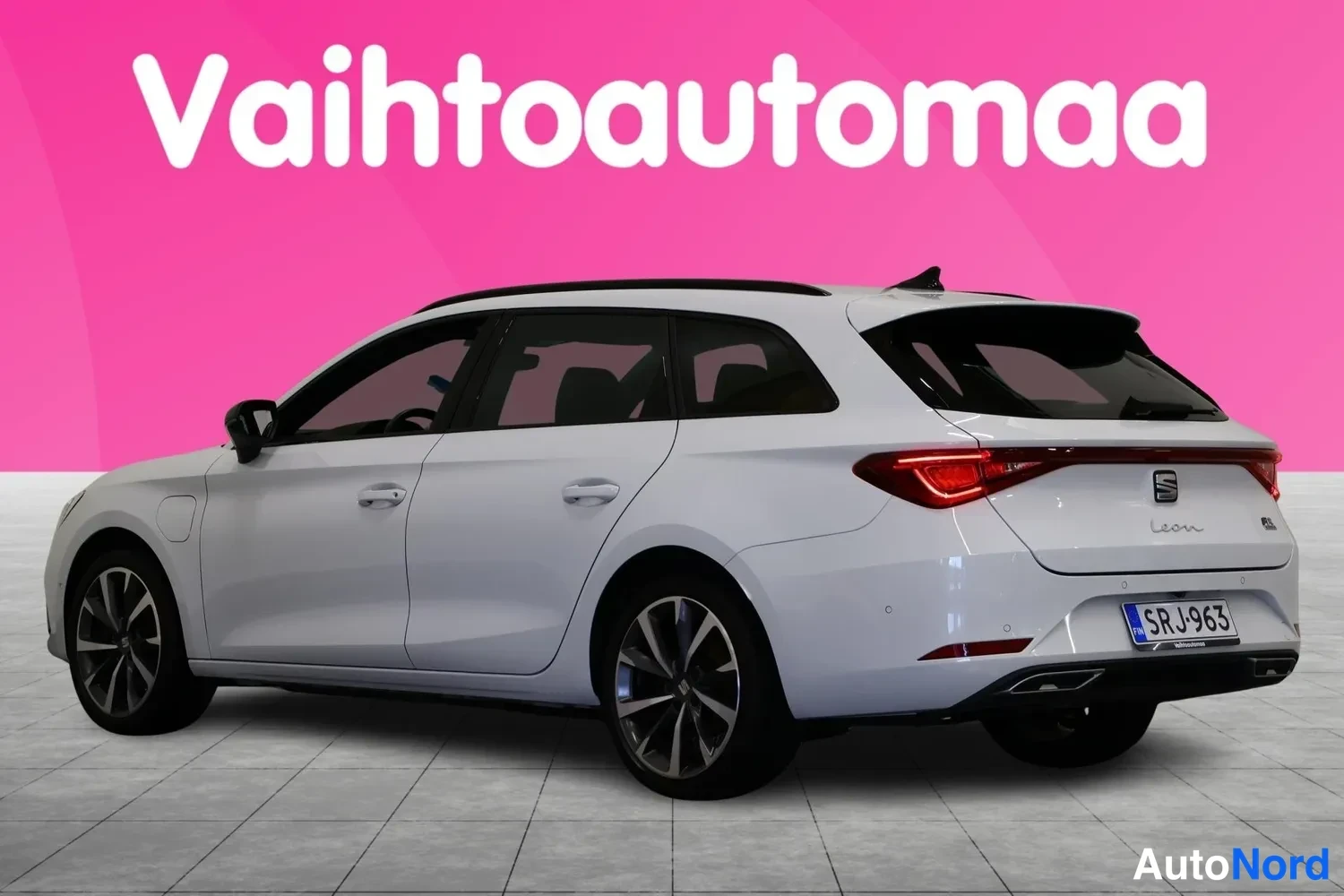 Takaviisto: Valkoinen Seat Leon Sportstourer takaviistöstä pinkillä taustalla