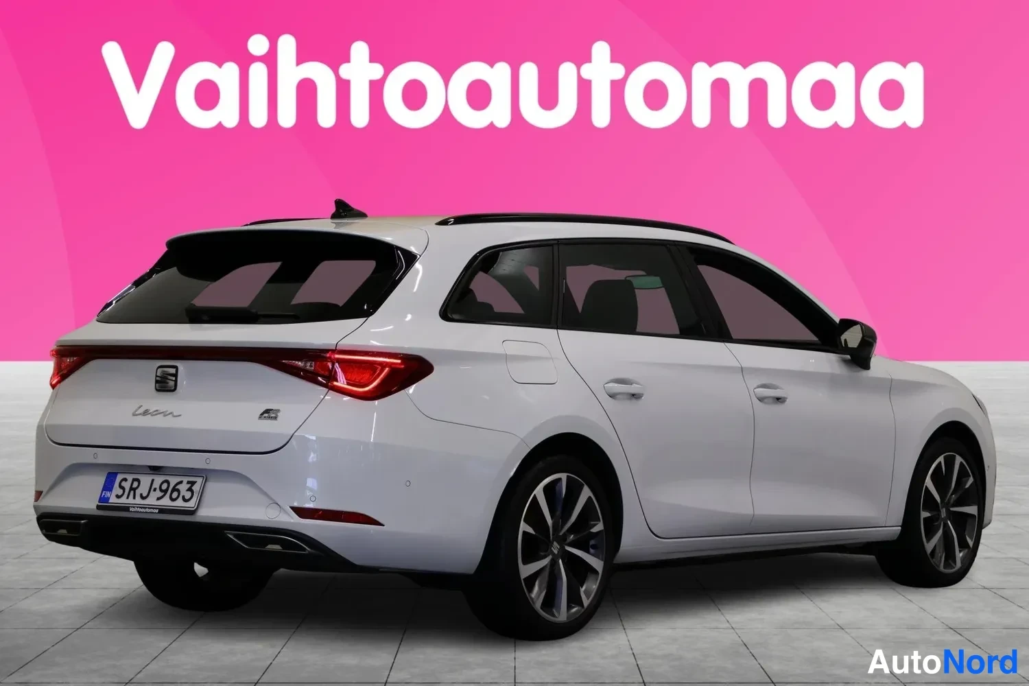 Takaviisto: Seat Leon Sportstourer Farmari takaa sivulta valkoinen