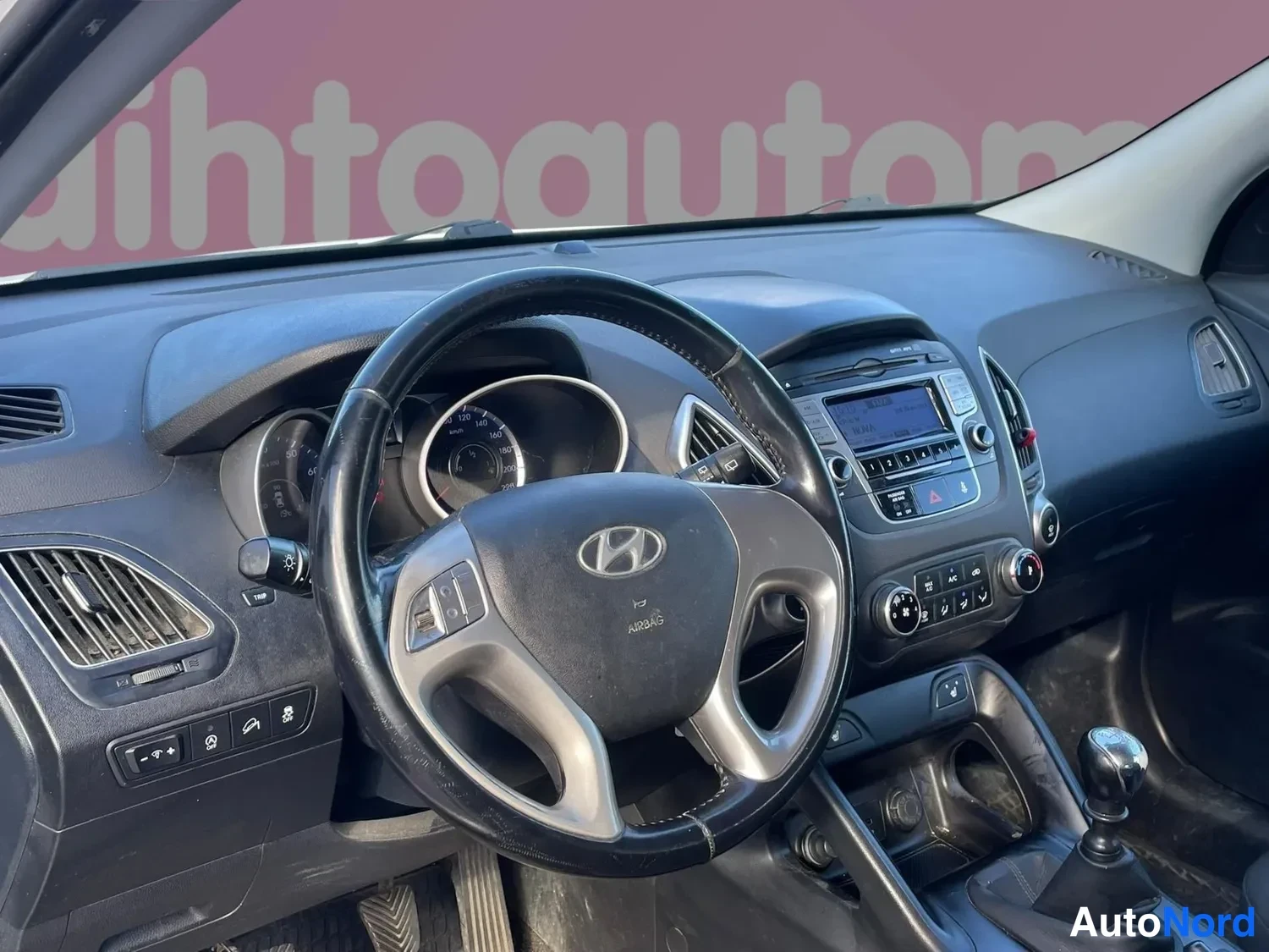 Muu: Hyundai-ohjauspyörä AIRBAG-tekstillä, manuaalivaihteen keila sekä keskikonsolin äänentoisto- ja ilmastointisäätimet.