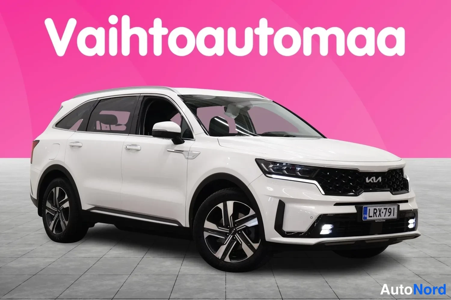 Etuviisto, nokka oikealle: Kia Sorento -mallin valkoinen kyljetty etukulmasta oikealta, rekisteritunnus.
