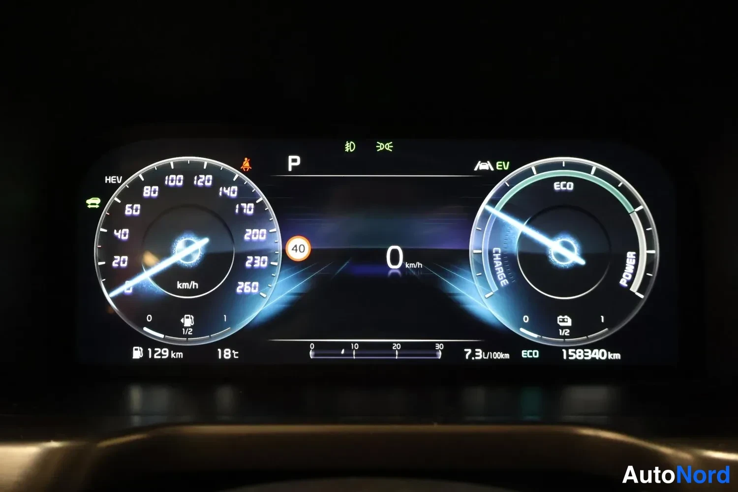 Muu: Mittaristo hybridi- ja EV-merkillä, suorituskyvynäytöllä ja lukemilla 158340 km.