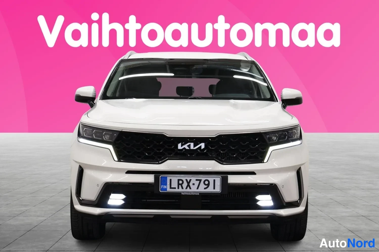 Edestä: Kia Sorento -mallin valkoinen keula suoraan edestä, rekisteritunnus.