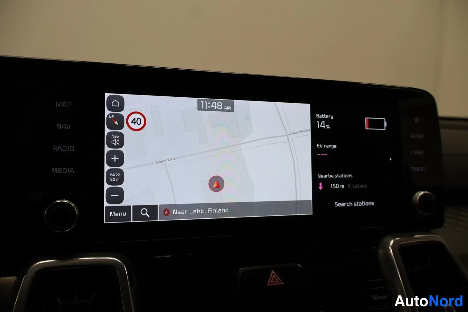 Muu: Infotainment-näytön navigaatio kartalla, tekstillä Near Lahti, Finland, sekä akun varaustaso 14 % ja EV range -tiedot.