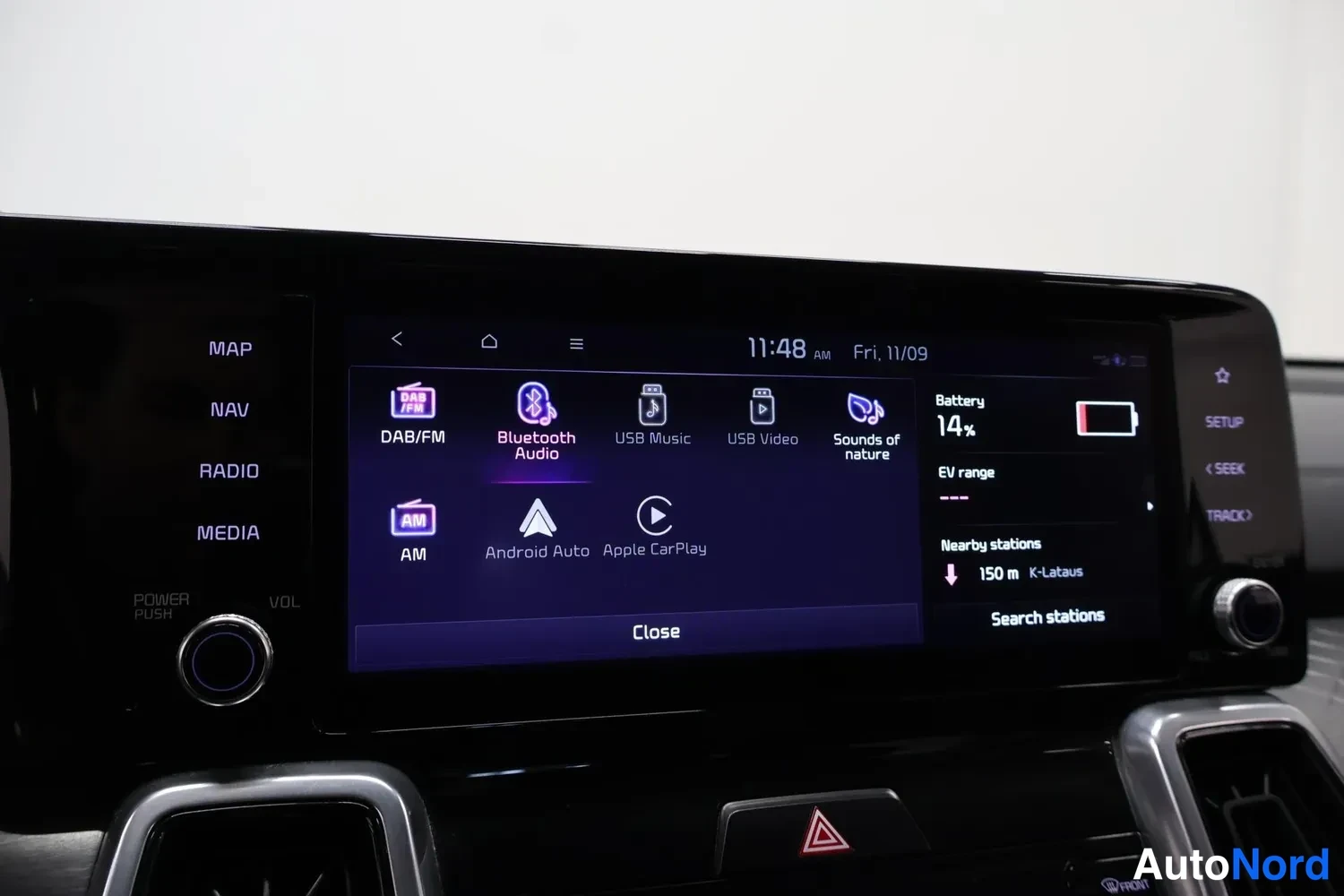 Muu: Infotainment-näytön mediavalikko kohdilla DAB/FM, Bluetooth Audio, USB Music, USB Video, Sounds of nature, AM, Android Auto ja Apple CarPlay.