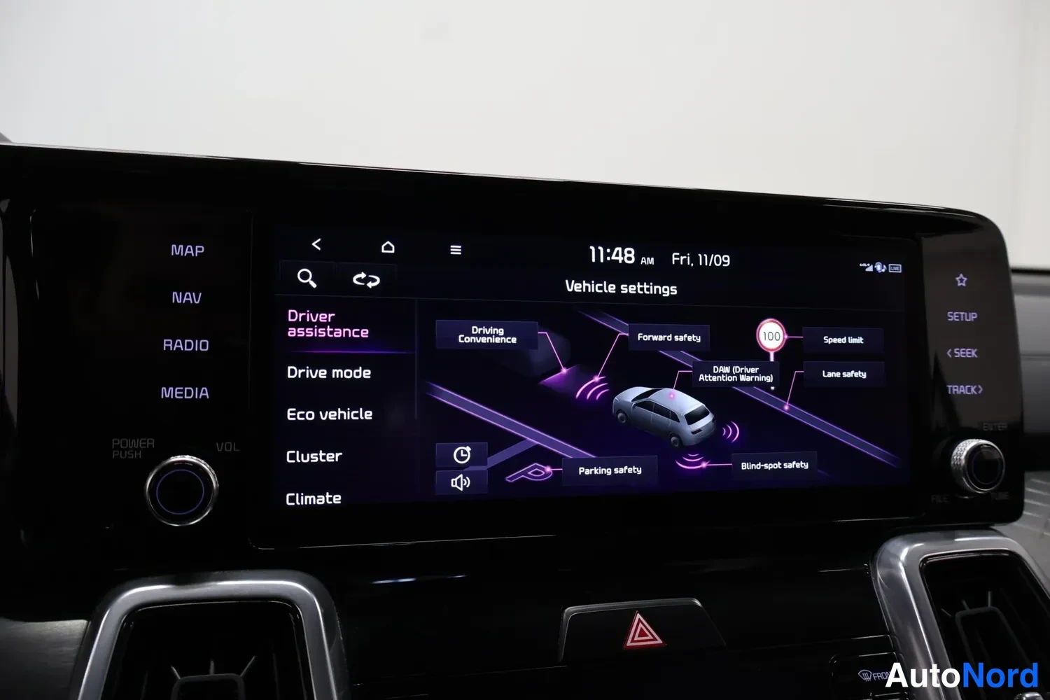 Muu: Infotainment-näytön Vehicle settings -valikko, jossa Driver assistance -asetukset, kuten Forward safety, Lane safety, Blind-spot safety ja Parking safety.