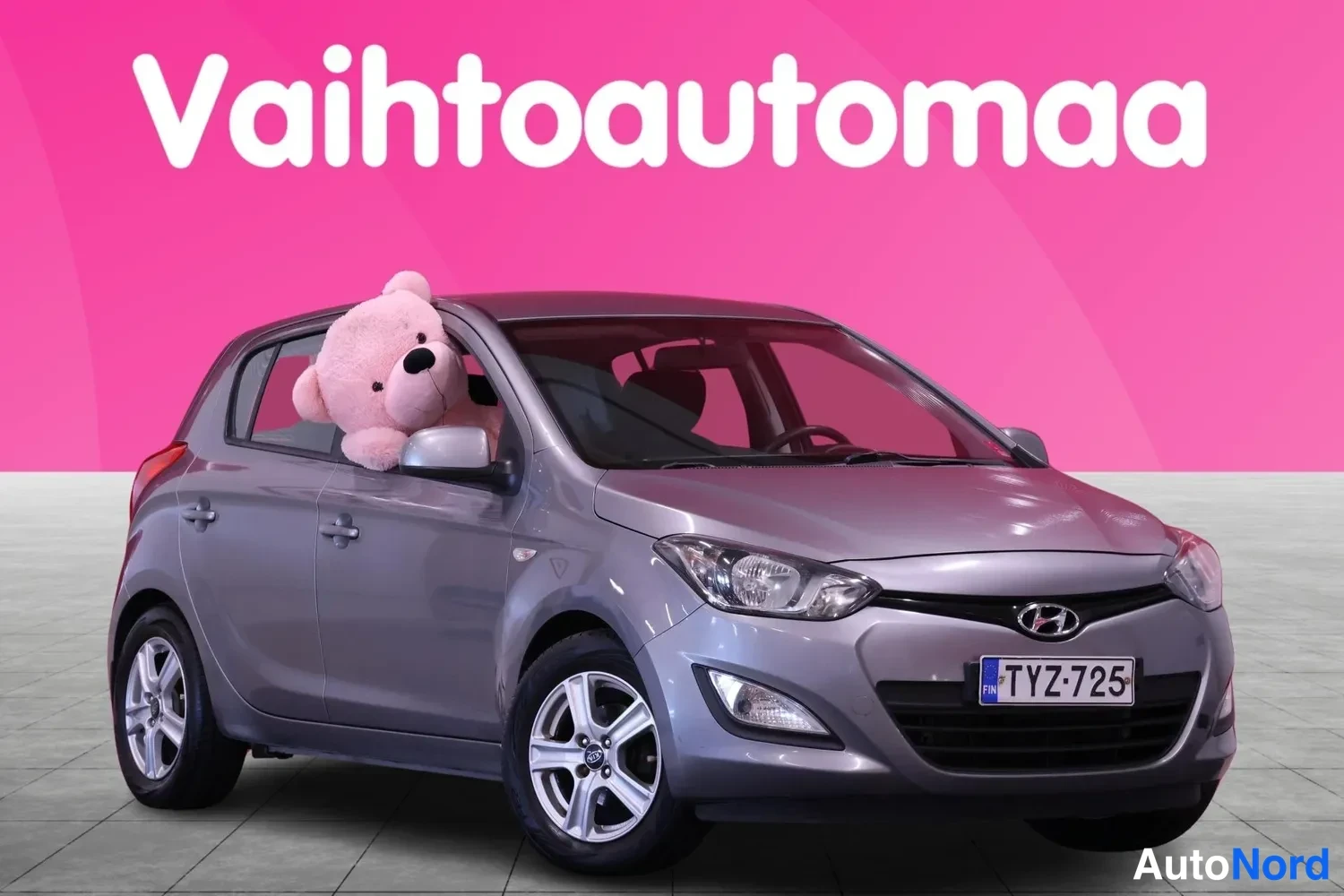 Etuviisto, nokka oikealle: Hyundai i20 -henkilöauto harmaana kolmivartaloetunakymästä, etunäkymä oikealla, rekisteri.