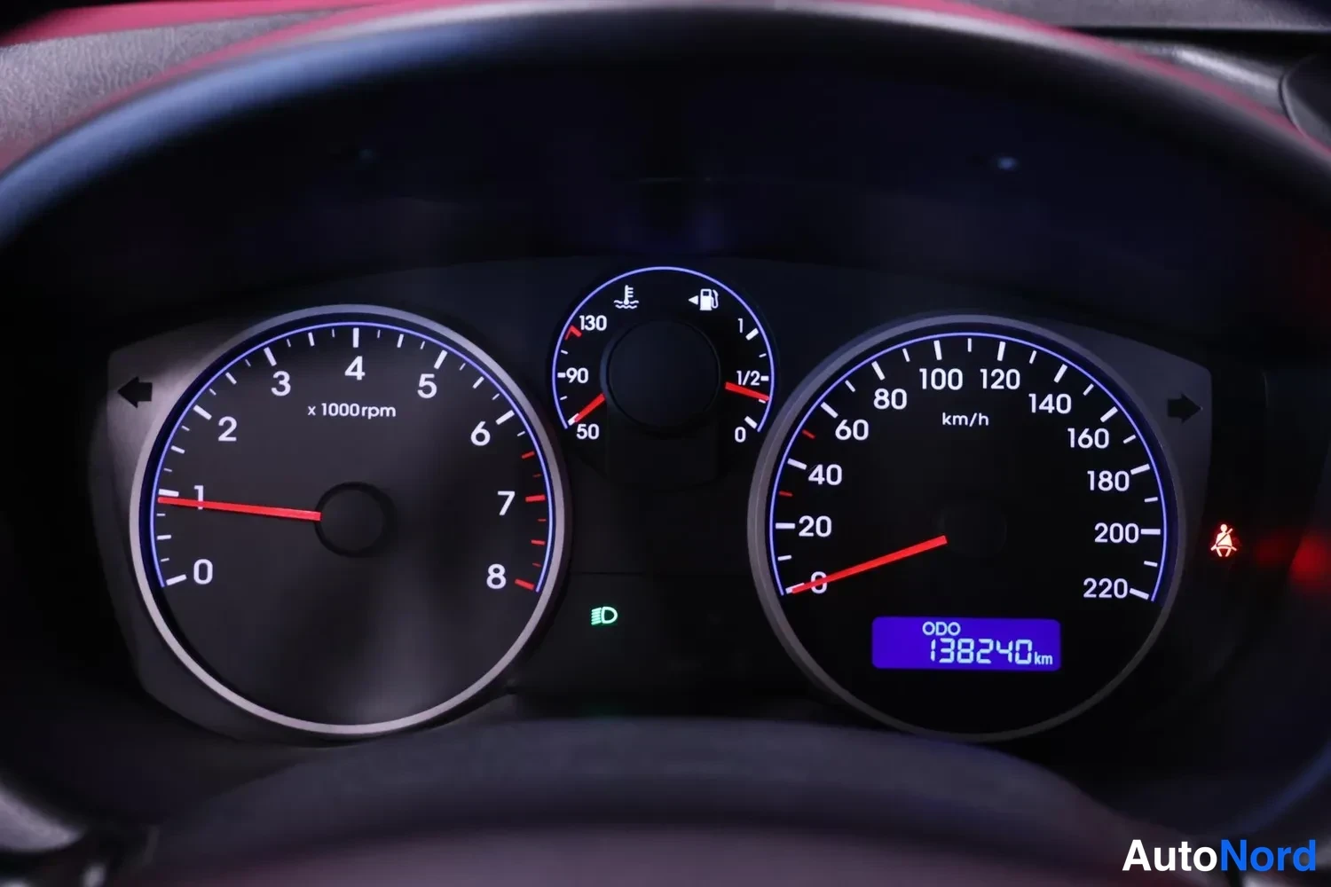 Muu: Mittaristo: kierroslukumittari (x1000rpm, asteikko 0–8) ja nopeusmittari (km/h, asteikko 0–220). Odometrin näyttö ODO lukee 138240 km. Polttoaineneula ja lämpöt