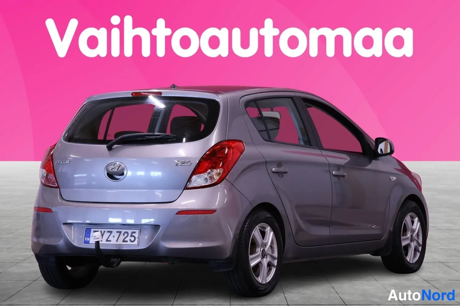 Takaviisto: Hyundai i20 -henkilöauto takaosan kolmannesnäkymästä, takanäkymä vasemmalla, rekisteri.