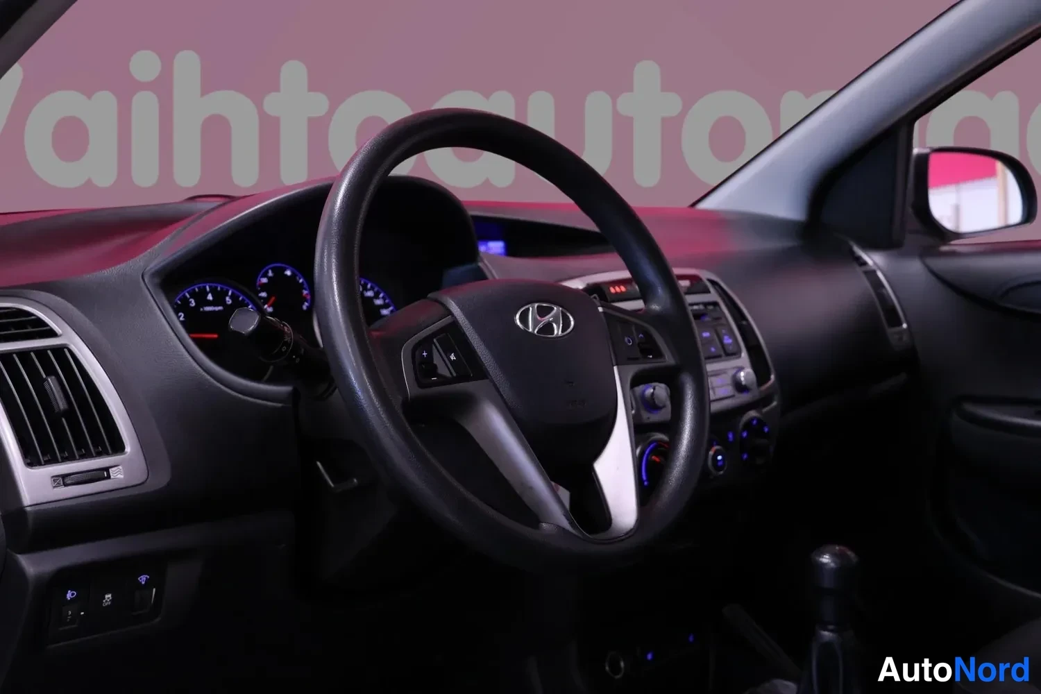 Muu: Ohjaamo kuljettajan puolelta: Hyundai-ohjauspyörä, mittaristo ja radio, vaihtoauton myyntikuva.