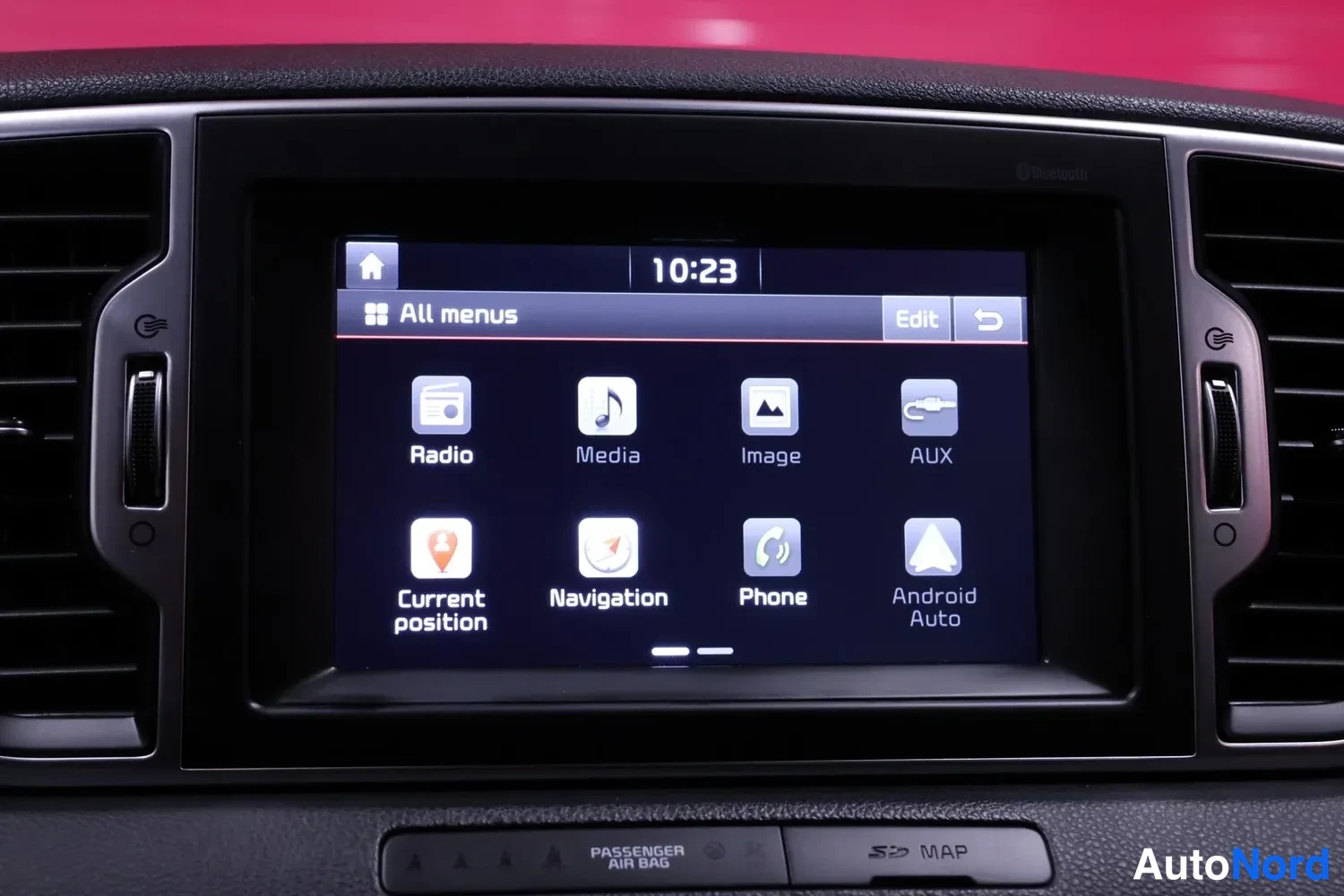 Yksityiskohta: Kesäkosoolin infotainment-näyttö, jossa valikkonäkymä Radio, Media, Image, AUX, Current position, Navigation, Phone ja Android Auto -sovelluksilla; kellonaika 1