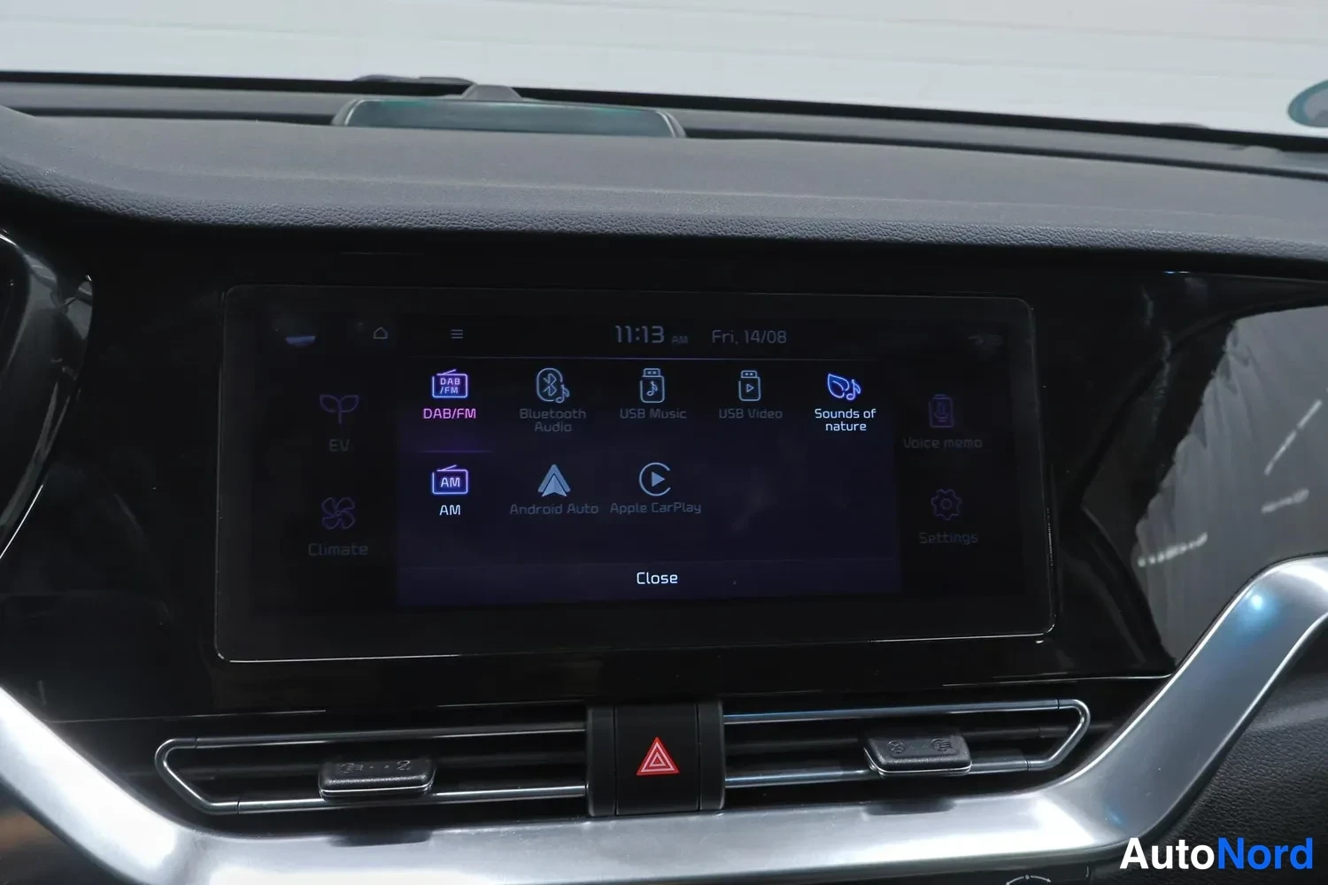 Muu: Keskinäytön mediavalikko klo 11:13 Fri 14/08: DAB/FM, Bluetooth Audio, USB Music, USB Video, Sounds of nature, AM, Android Auto, Apple Car Play, alareunassa Clo