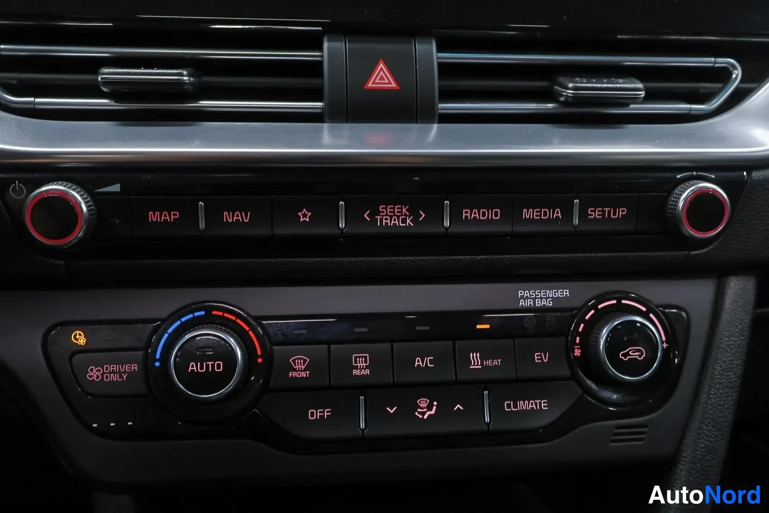 Muu: Keskikonsolin painikkeet: MAP, NAV, RADIO, MEDIA, SETUP sekä automaattinen ilmastointi AUTO-pyörittimellä ja A/C-, EV- ja CLIMATE-toiminnot.