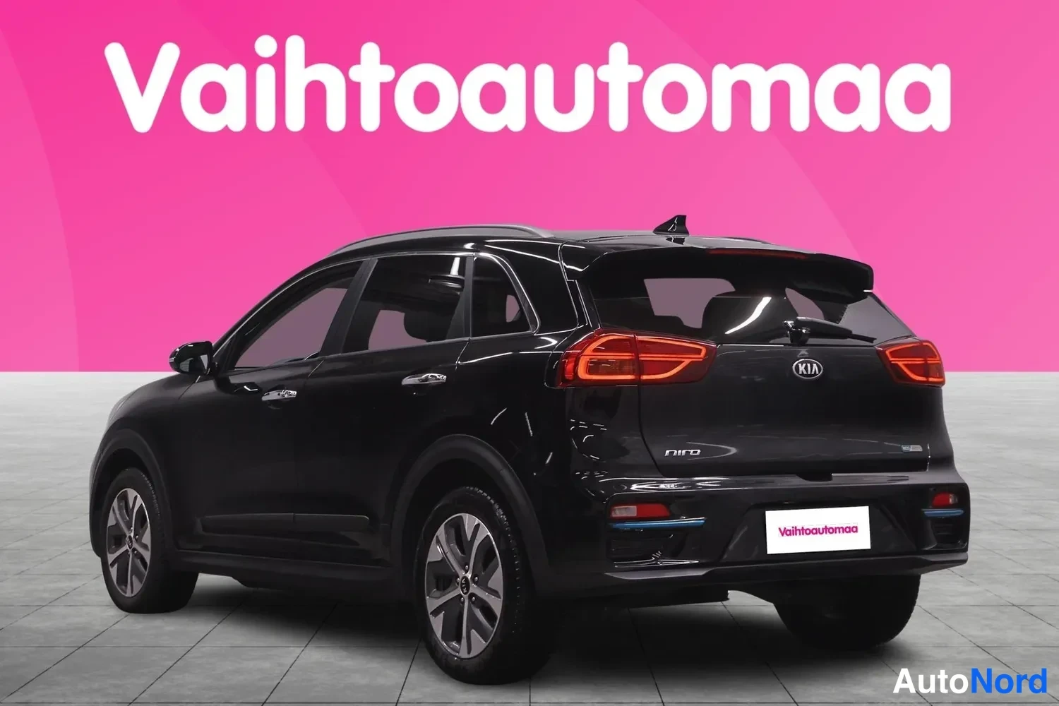 Takaviisto: Kia Niro takaosalta vasemmasta kolmasosakulmasta, musta koripinta.