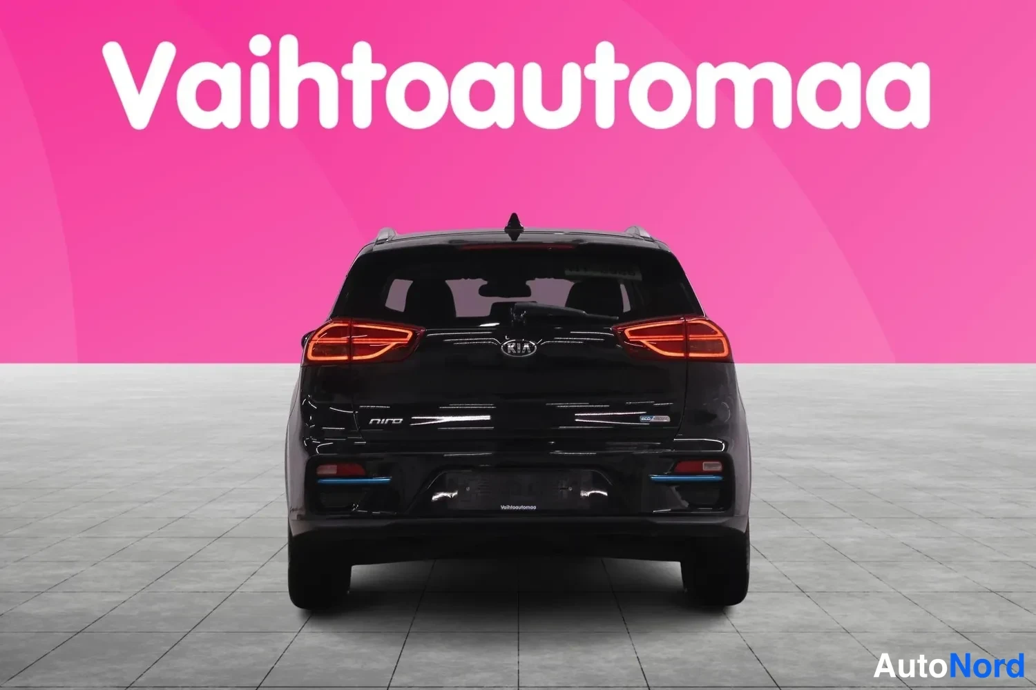 Takaa: Kia Niro suoraan takaa, musta koripinta ja punaiset takavalot.