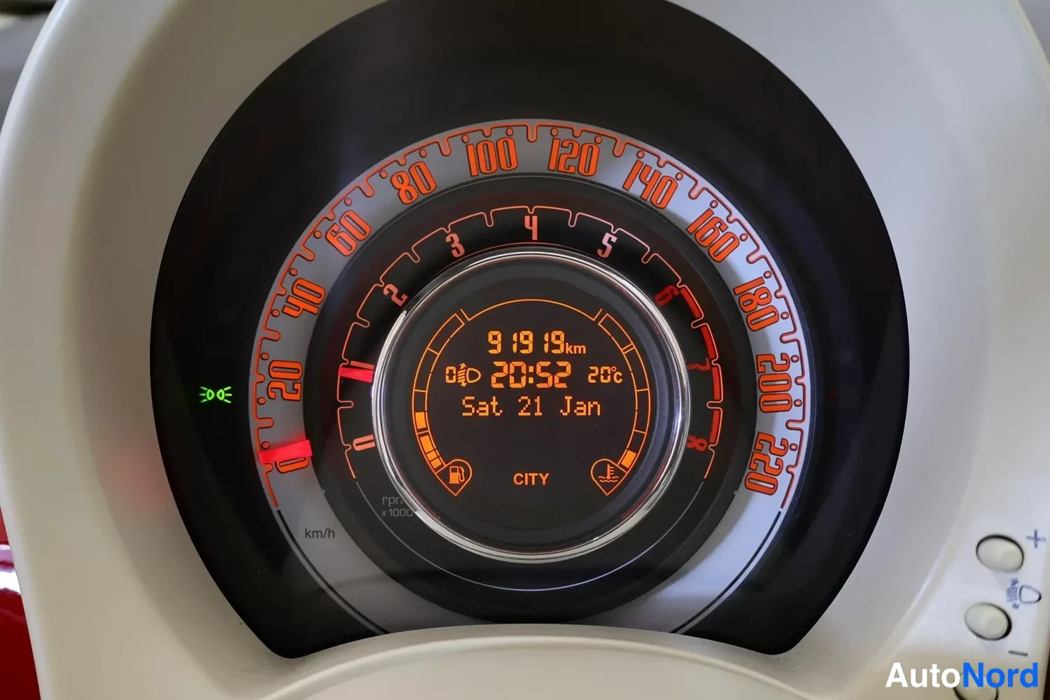 Muu: Instrumenttiklusterin lähikuva: nopeusmittari asteikolla 0–220 km/h, matkamittari näyttää 91919 km, kello 20:52, päivämäärä Sat 21 Jan ja lämpötila 20 °C.