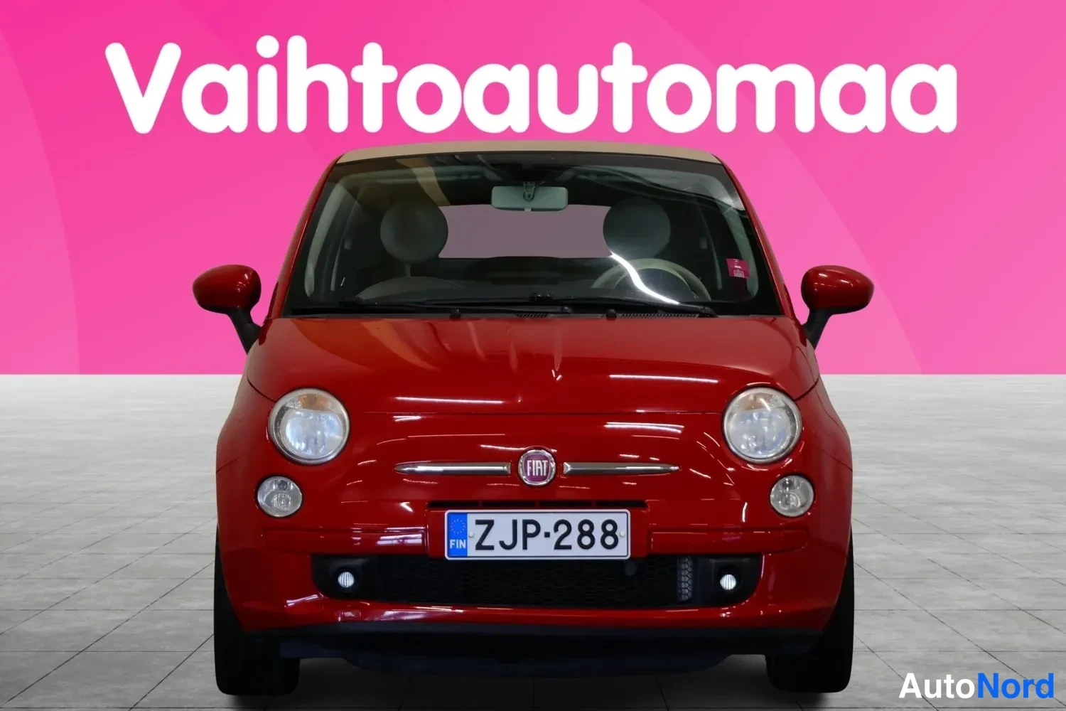 Edestä: Punaisen Fiat 500C:n etunäköyys edestäpäin, rekisteritunnus.