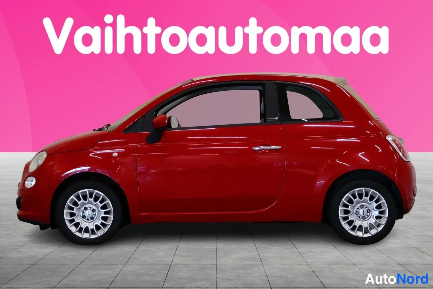 Etuviisto, nokka vasemmalle: Punaisen Fiat 500C:n sivunäköymä, vaaleanpek UserProfileäinen katto ja hopeavanteiset pyörät.